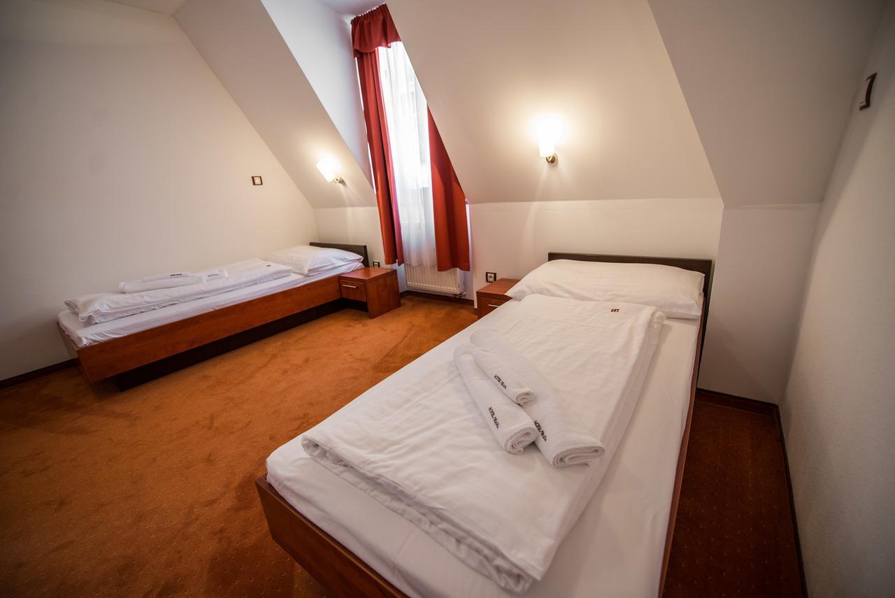 Garni Hotel Praha Trencianske Teplice Bagian luar foto